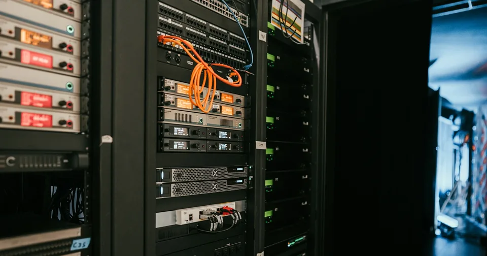 Server equipment and network connections in a data centre