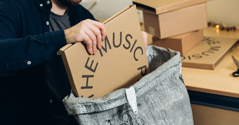 Preparing a customer order in a cardboard shipping box